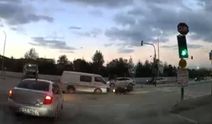 Kırmızı ışıkta geçen kamyonet motosiklete çarptı