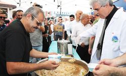 Başkan Yüce kazanın başına geçti, aşure dağıttı