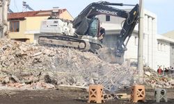 Düzce'de ağır hasarlı binaların yıkımı sürüyor