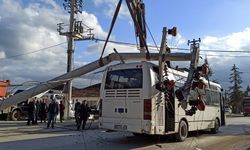Kamyonun devirdiği direk otobüsün üzerine yıkıldı