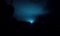 Deprem anında mavi ışıklar dikkat çekti!