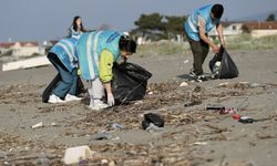 Sakarya'da gönüllü öğrenciler sahilde çevre temizliği yaptı