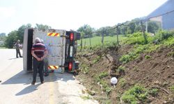 Taraklı'da devrilen kamyonetin sürücüsü kazayı yara almadan atlattı