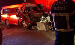 Yalova'da römorka çarpan minibüsteki 2 kişi yaralandı