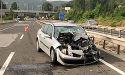 Bilecik'te otomobilin çarptığı işçi servisi devrildi, 11 kişi yaralandı