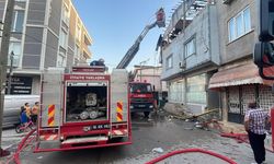 Bursa'da 3 katlı binanın çatısında çıkan yangın söndürüldü