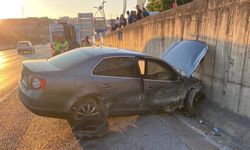 Kocaeli'de istinat duvarına çarpan otomobilin sürücüsü yaralandı