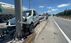 Kocaeli'de tabelaya çarpan hafif ticari aracın sürücüsü yaralandı