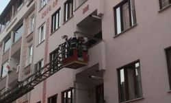 Bilecik'te çıkan yangında bina sakinleri itfaiye merdivenleriyle tahliye edildi