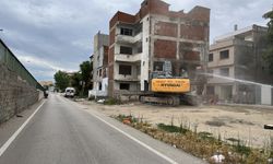 Bursa'da riskli binaların yıkımı devam ediyor