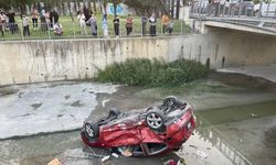 Küçükçekmece'de hafif ticari araçla çarpışan otomobil su kanalına düştü