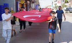 Karapürçek'te sporcu ve antrenörler, 100 metrelik Türk bayrağıyla yürüyüş yaptı