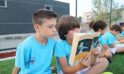Öğrenciler kitap okuma alışkanlığını sahada kazanıyor