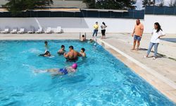 Tekirdağ'da yüzme kursuna katılan 50 özel çocuk mutluluğa kulaç attı