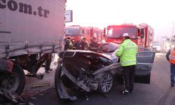 Anadolu Otoyolu'nda tırla çarpışan otomobildeki 1 kişi öldü, 2 kişi yaralandı
