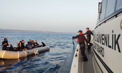 Ayvalık açıklarında geri itilen bottaki 34 düzensiz göçmen kurtarıldı