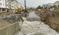 Esenyurt'ta sağanak nedeniyle derenin istinat duvarı yıkıldı