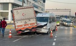 Kocaeli'de kamyonet ile işçi servisinin çarpıştığı kazada 2 kişi yaralandı
