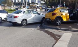 Kocaeli'de taksi ile otomobilin çarpıştığı kazada 4 kişi yaralandı