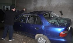 Çatı parçaları araçların üzerine devrildi: 5 araç zarar gördü!