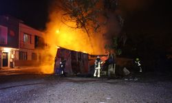 Bursa'da çıkan yangında baraka yanarak yıkıldı