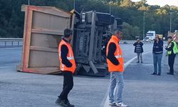 Çekmeköy'de otomobil ile kamyonun çarpıştığı kazada 2 kişi yaralandı