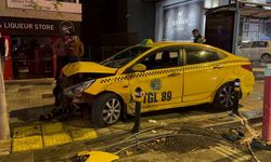 Kadıköy'de otomobilin ticari taksi ve park halindeki araca çarpması sonucu 1 kişi yaralandı