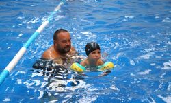 Özel çocuklar yüzme kursunda mutluluğa  kulaç atıyor