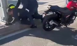 Motosiklet sürücüsünü kaskıyla dövdü