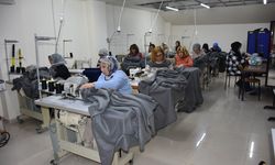 Filistin için battaniye üretiyorlar