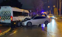 Servis minibüsü otomobille çarpıştı: 4 yaralı