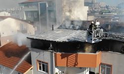 Binanın çatı katında çıkan yangın mahalleliyi sokağa döktü