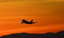 Üç yolcu uçağı ses hızını aştı