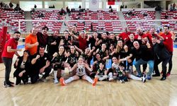 Altuğ 1. lige yükselen Sakarya Voleybol Spor Kulubü'nü tebrik etti