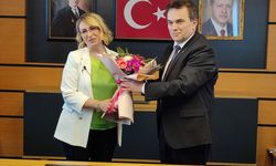 Altınova Belediye Başkanı Yasemin Fazlaca mazbatasını aldı