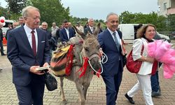 Gurbetçi hayırsever, eşeğinin heybesindeki kitapları dağıttığı Kırklarelili çocukları sevindirdi