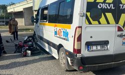 Okul servisi ile motosiklet çarpıştı: 1 yaralı