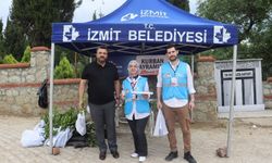 İzmit Belediyesinden mezarlık ziyaretinde bulunan vatandaşlara defne fidesi