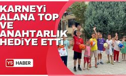 Karneyi alana top ve anahtarlık hediye etti