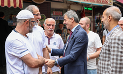 Başkan Alemdar Şerefiye Camii'nde Cuma Namazını Kıldı ve Esnafla Buluştu