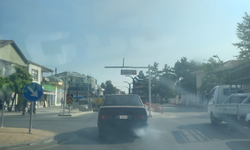Bu kadarı pes! Aldırış etmedi...
