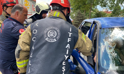 Sıkıştığı yerden otomobilin kapısı kesilerek kurtarıldı