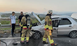 Çarpışan otomobillerden biri alev aldı