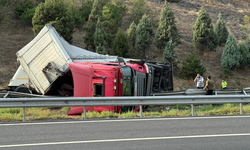 Kolonya yüklü tır devrildi, otoyol trafiğe kapandı