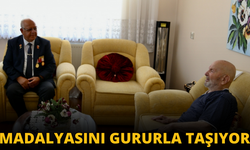 100 yaşındaki Kore gazisi madalyasını gururla taşıyor