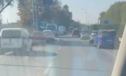 Sürücülerin 'fermuar yöntemi'yle ambulansa yol vermesi kamerada