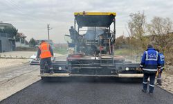 Serdivan Belediyesi’nden Yol Yenileme Atağı: 336. Sokak Sıcak Asfaltla Yenilendi