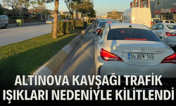 Altınova Kavşağı Trafik Işıkları Nedeniyle Kilitlendi