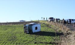 Servis minibüsü devrildi: 8'i öğrenci 9 kişi yaralandı