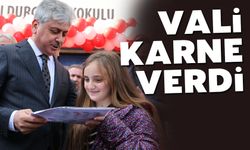 Vali çocuklara karne dağıttı